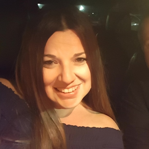 Meet your posher, Michelle ๐๐ท - Picture 2 of 2